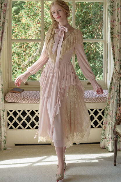 Kleid mit Spitze und Bindeschleife in Französischrosa