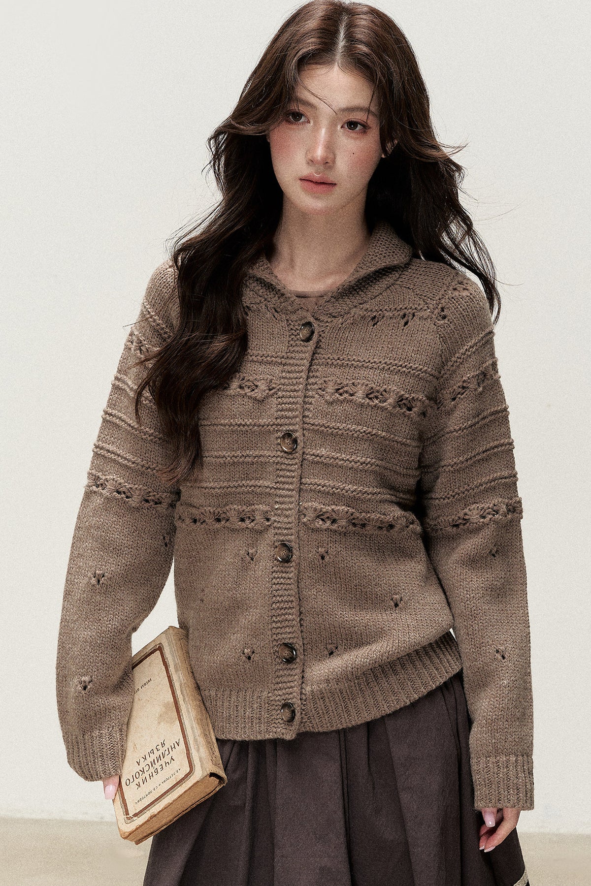 Dicke Strickjacke aus Haselnusswolle