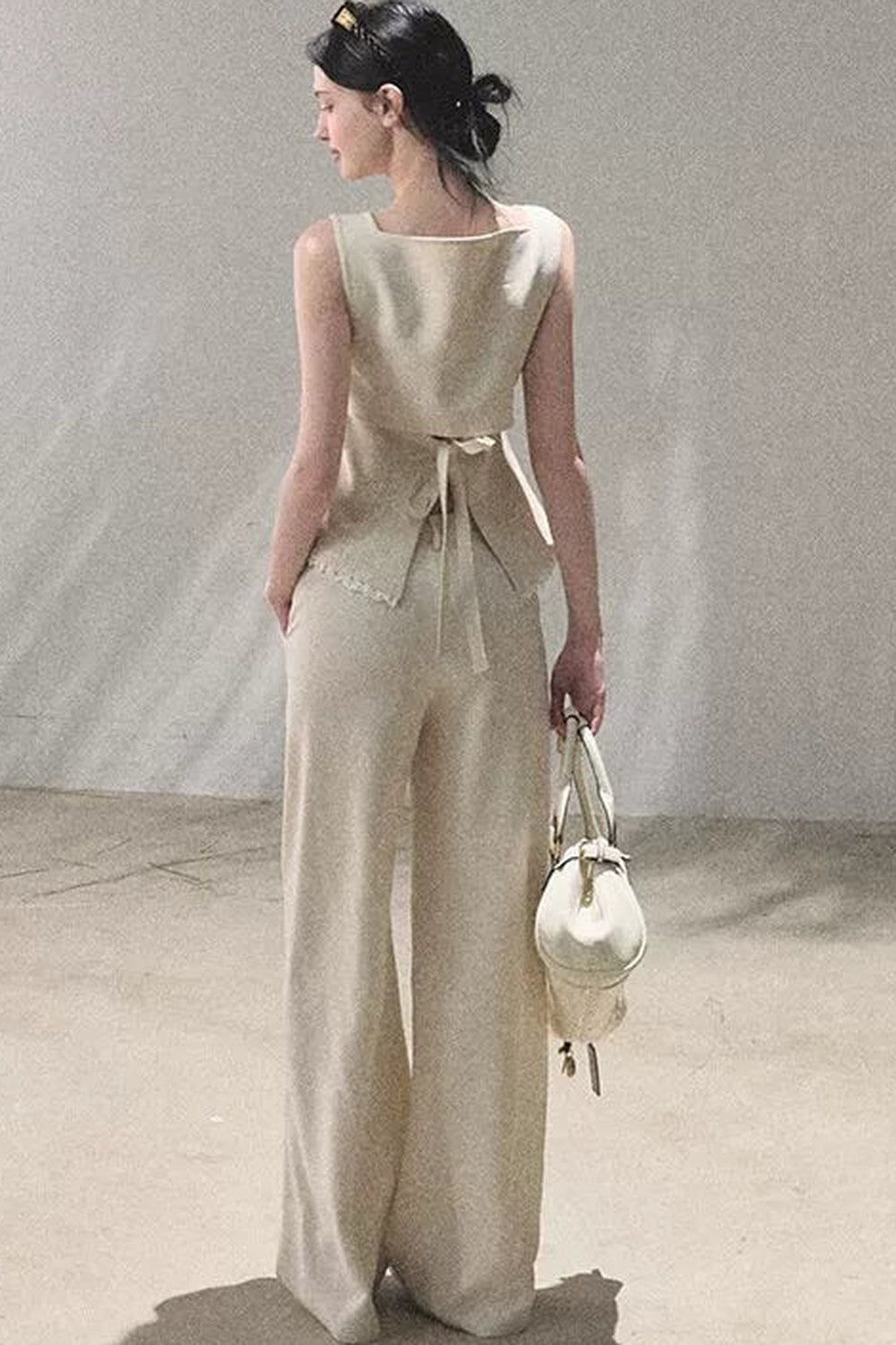 Set coordinato gilet e pantaloni in lino con inserti in pizzo