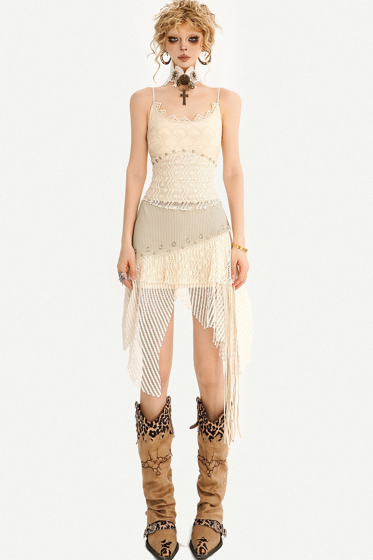 Set aus Spitzen-Camisole und Rock mit Quastenfransen