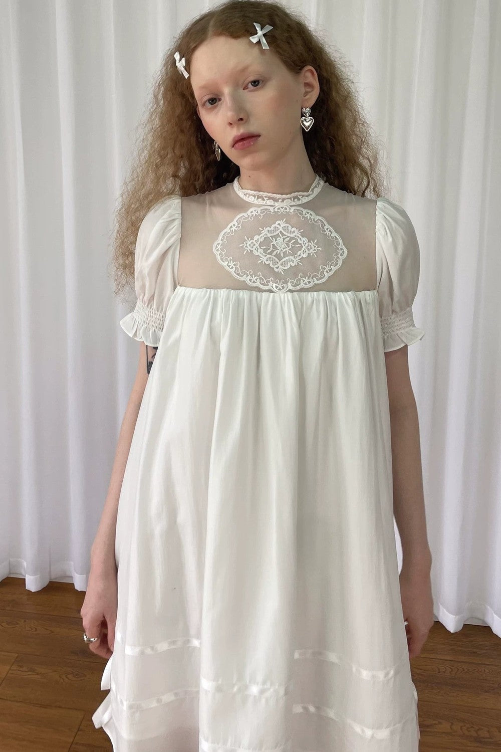 Weißes Spitzen-Netzstoffkleid im Puppenstil