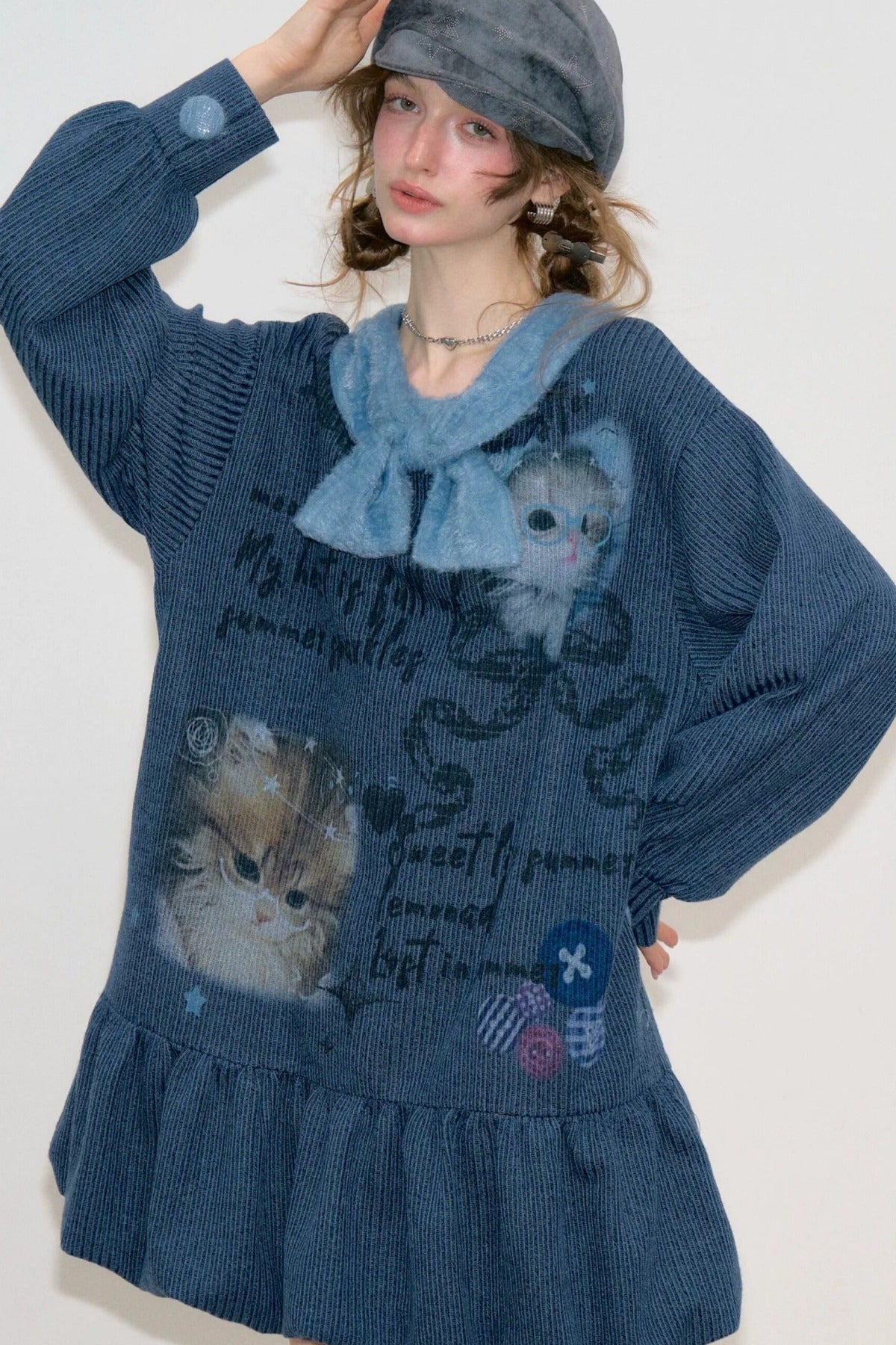 Abito in maglia blu navy con collo a fiocco e stampa gatti