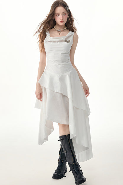 Weißes ärmelloses Kleid mit unregelmäßigem Saum