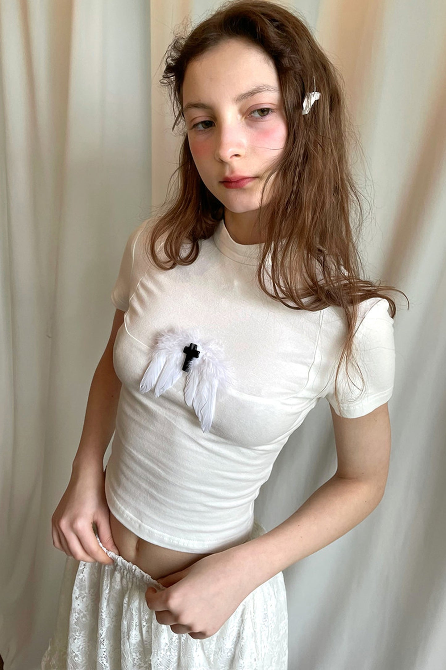 T-shirt bianca e nera a inserti con piuma e croce