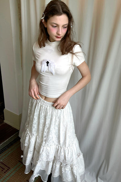 T-shirt bianca e nera a inserti con piuma e croce