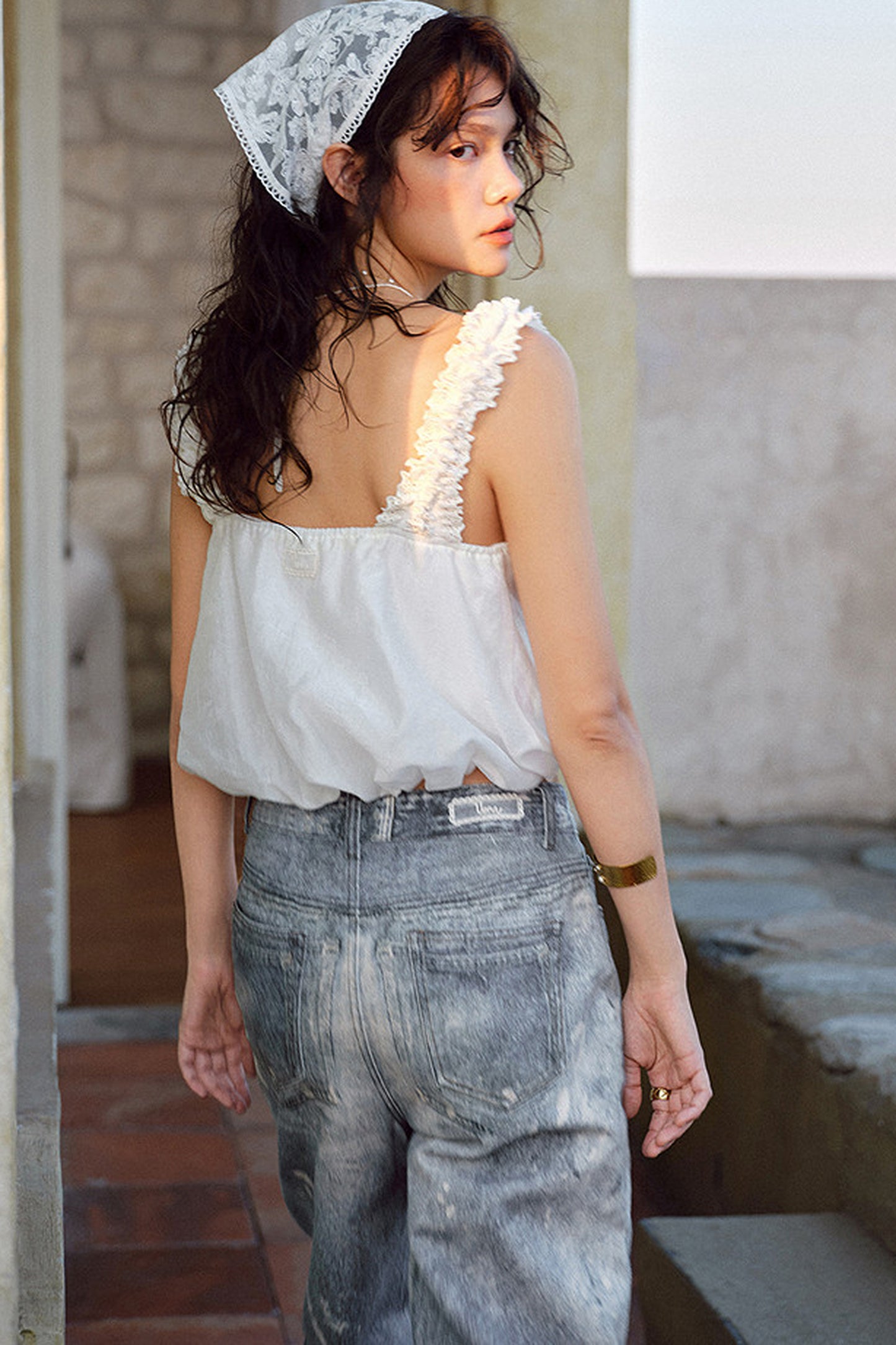Completo canotta in pizzo con scollo a U bianca e gonna midi