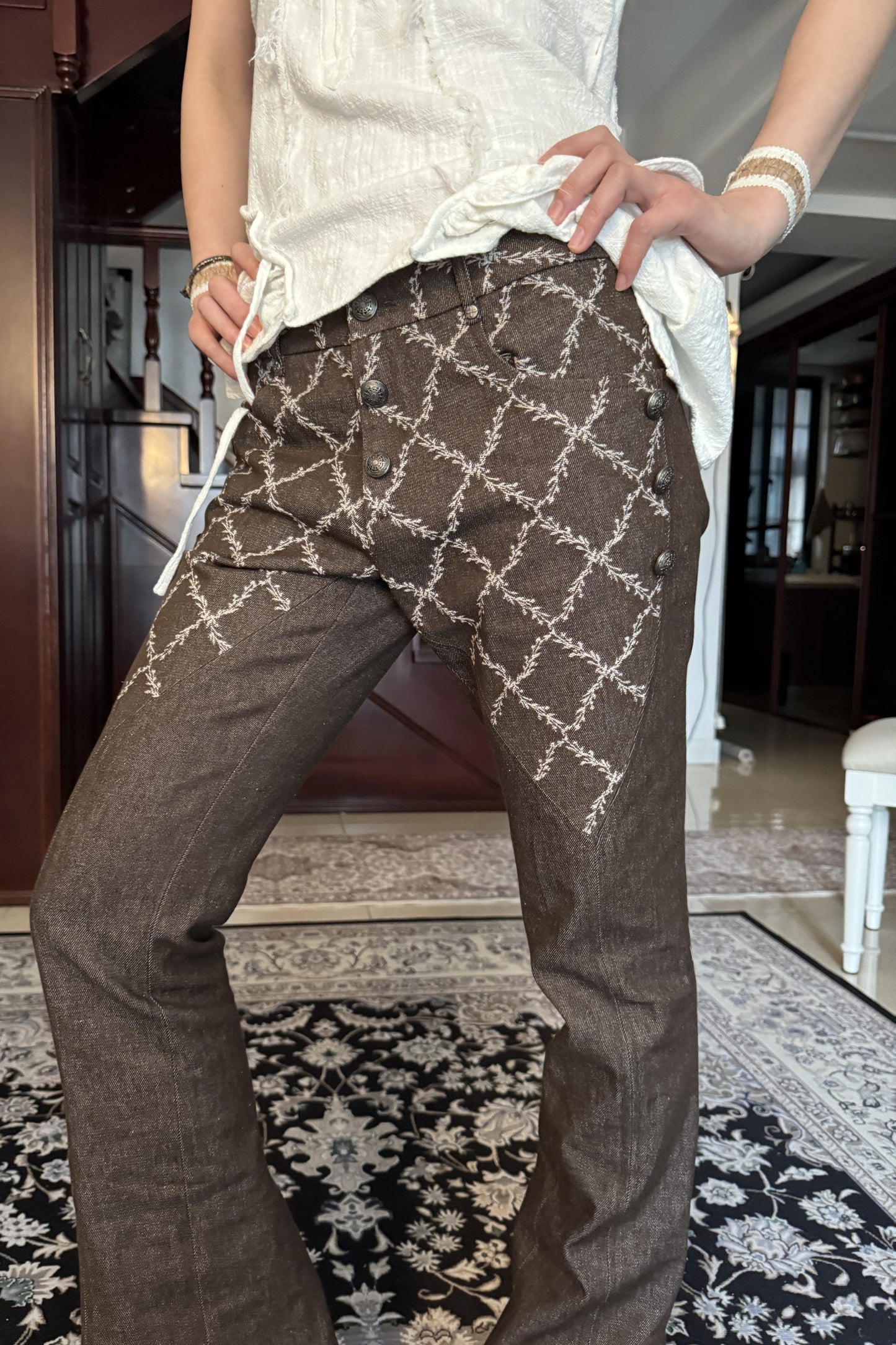 Pantalon évasé en denim patchwork médiéval