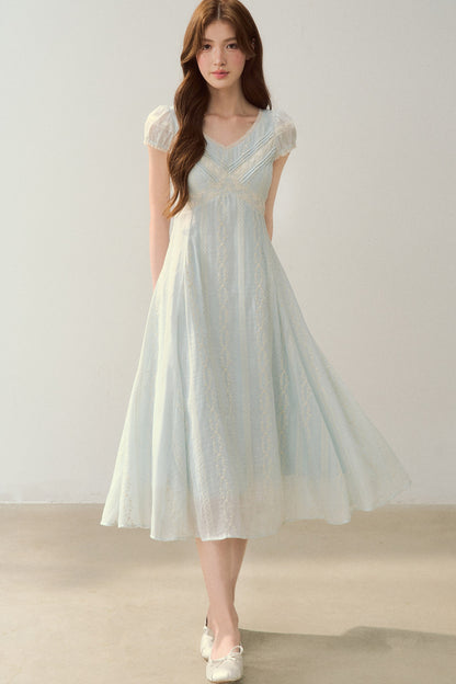Robe brodée à col V bleu brume