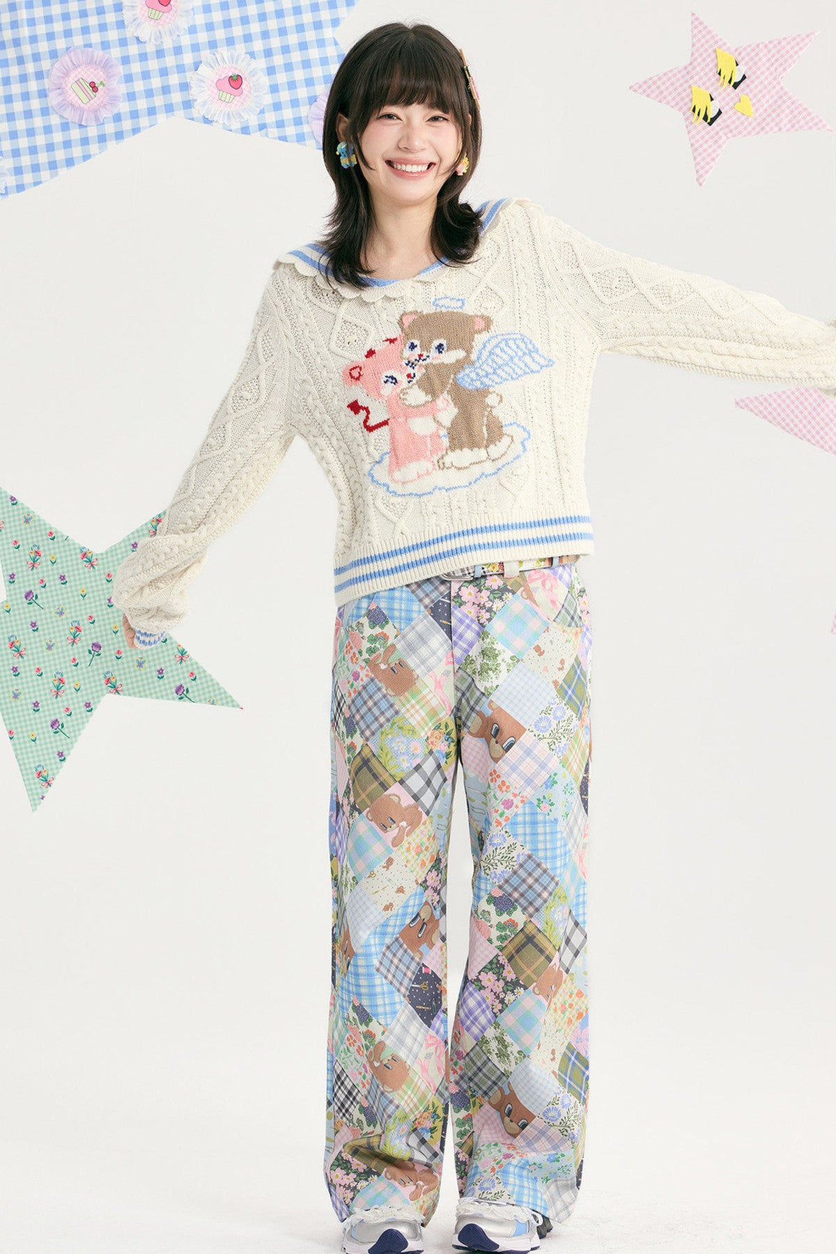 Pantaloni a vita bassa a toppe con orso e fiori
