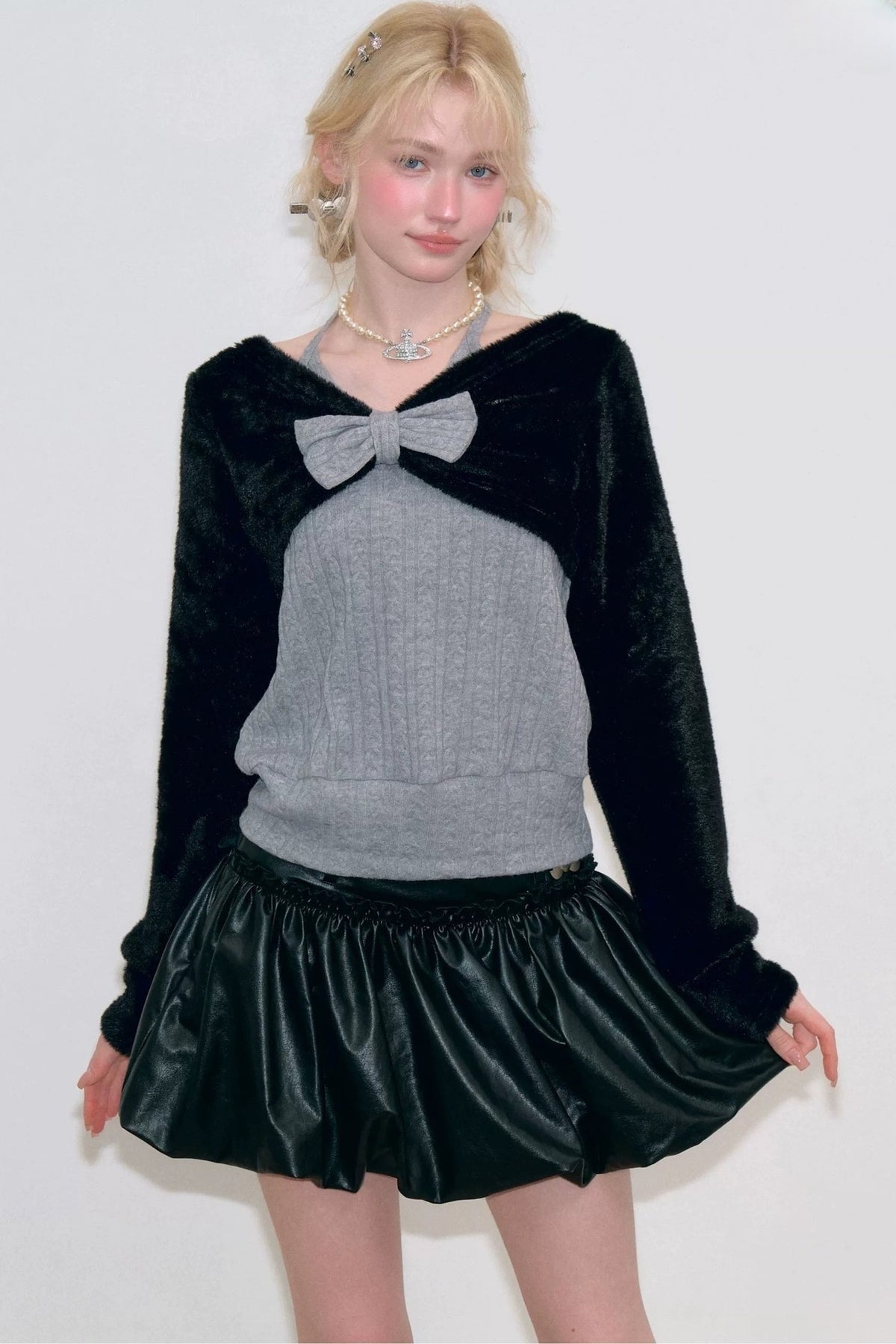 Maglione grigio in maglia con fiocco e scollo all'americana