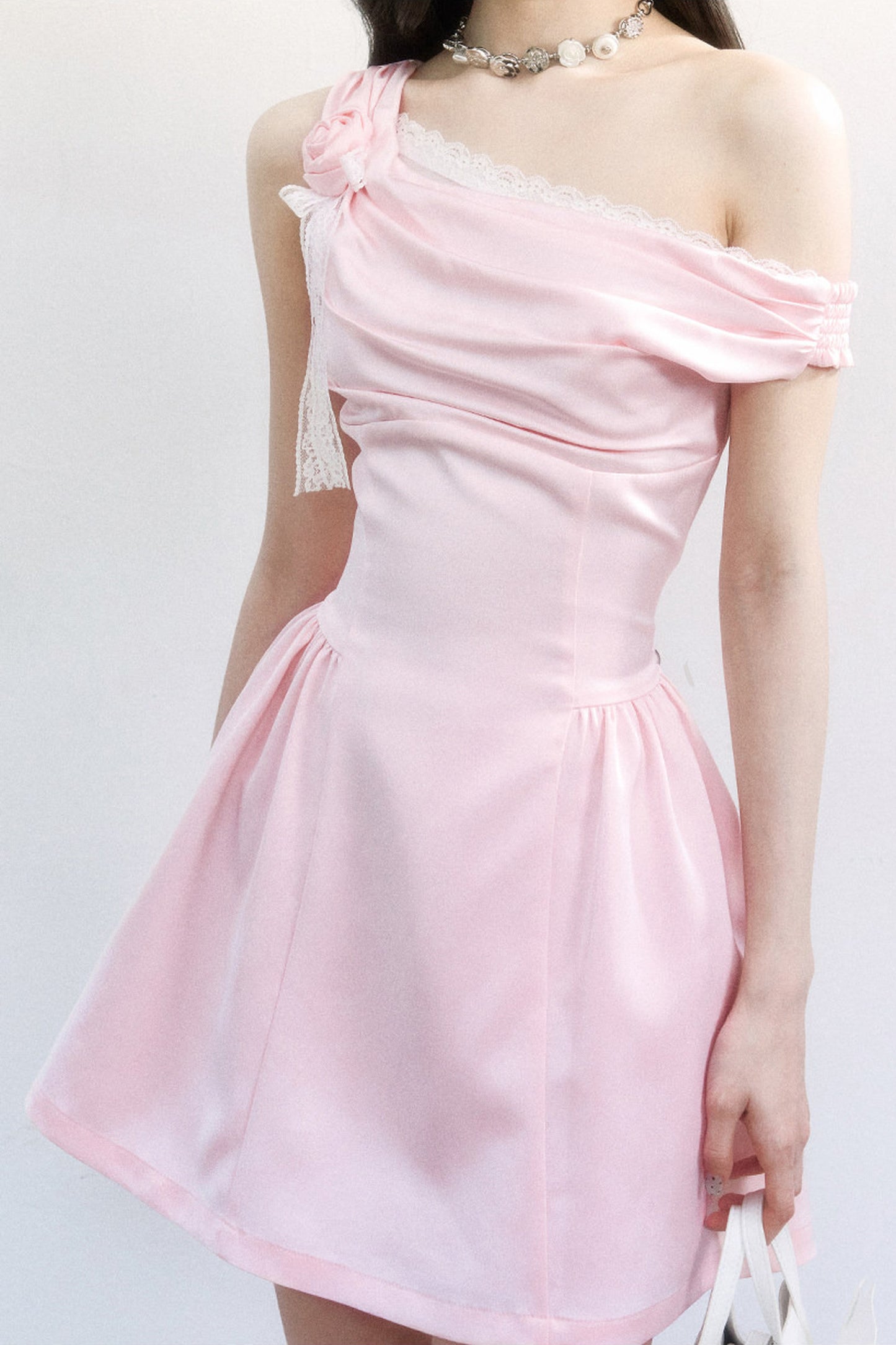 Abito in raso rosa con spalle scoperte