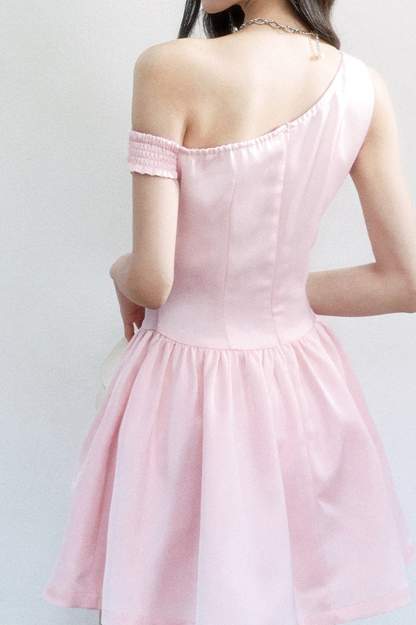 Abito in raso rosa con spalle scoperte