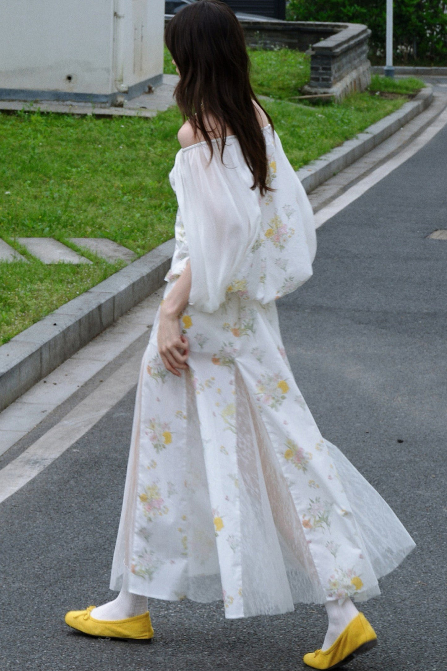 One-Shoulder-Oberteil aus floraler Gaze und Rock-Set