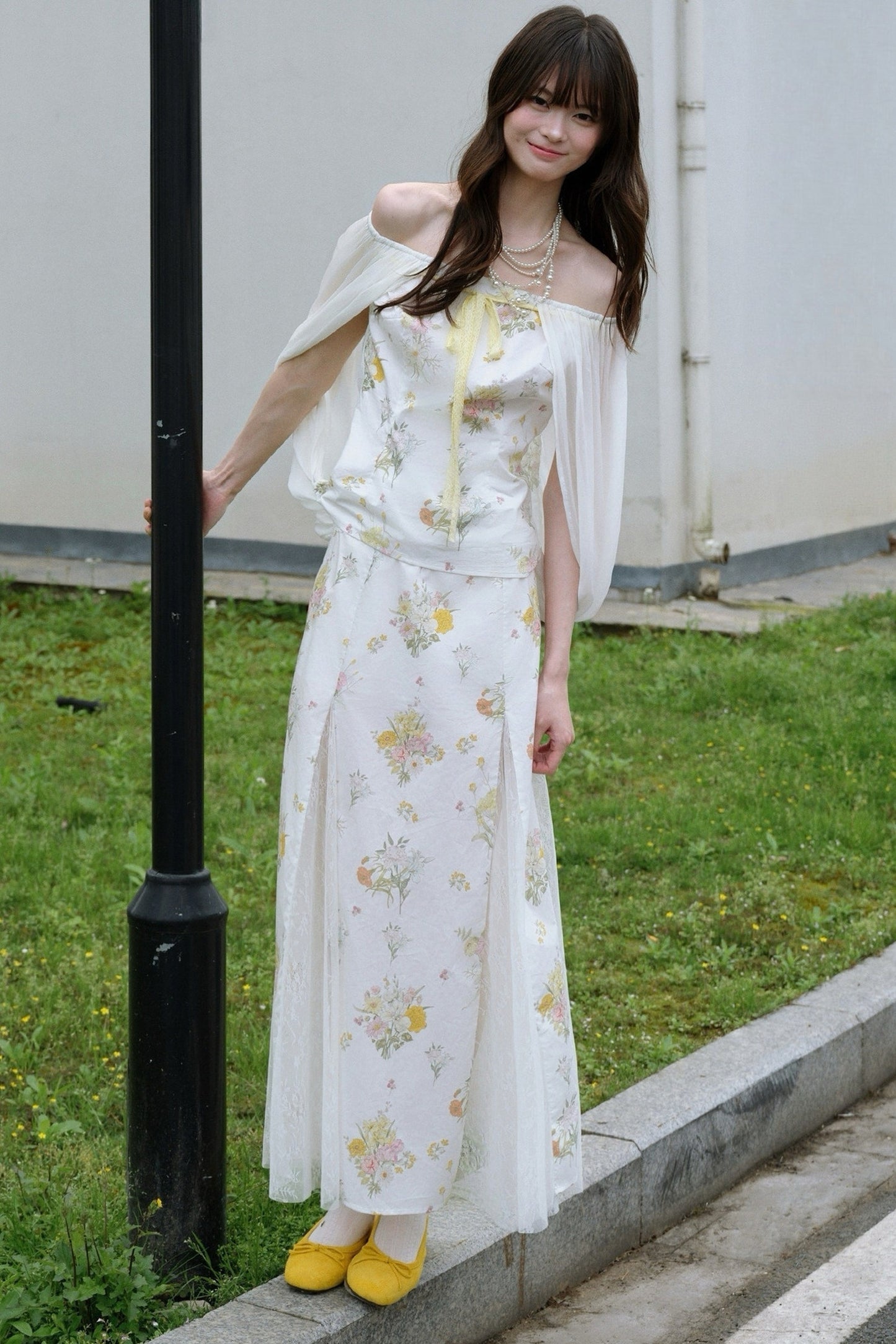 One-Shoulder-Oberteil aus floraler Gaze und Rock-Set