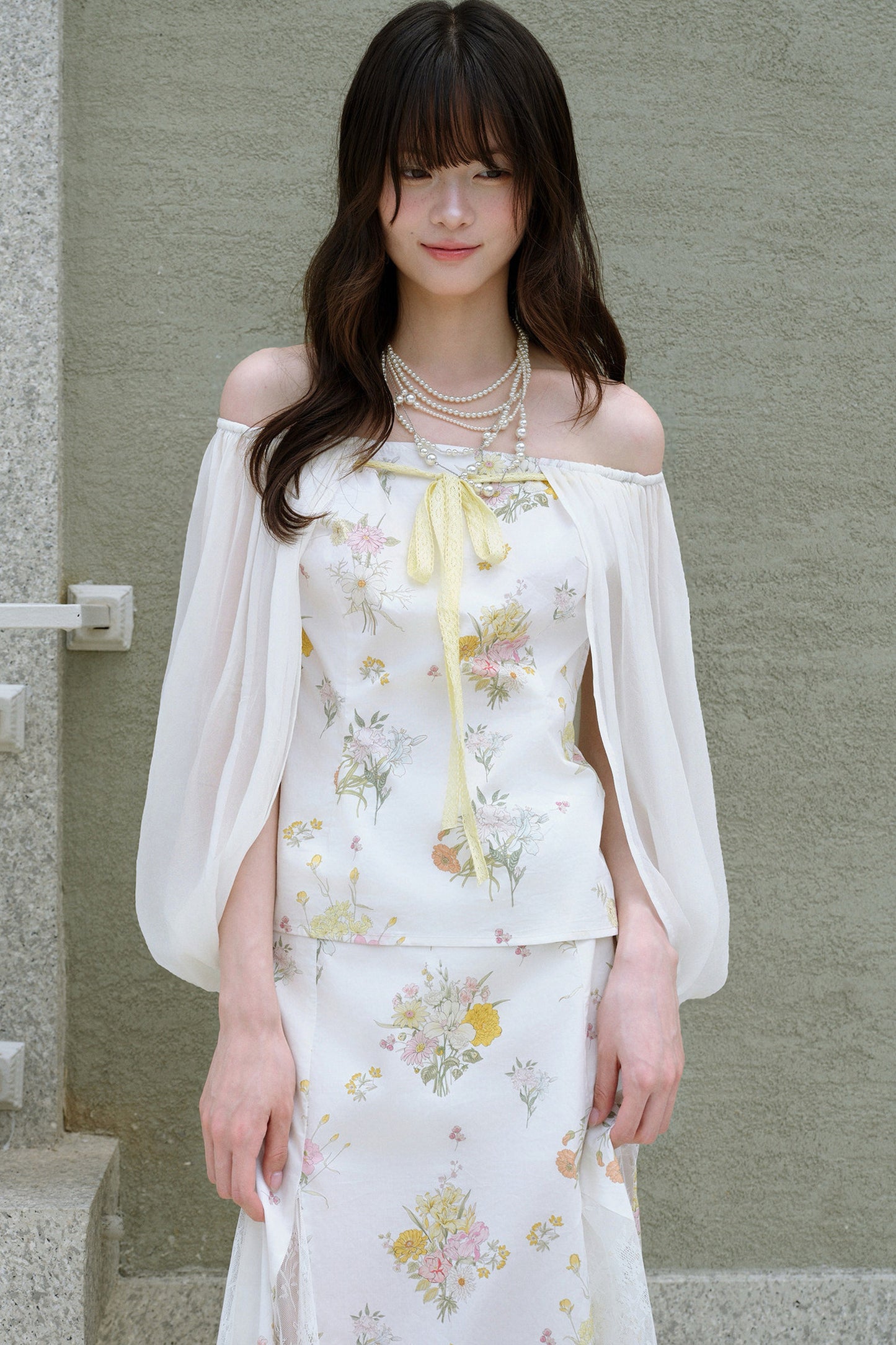 One-Shoulder-Oberteil aus floraler Gaze und Rock-Set