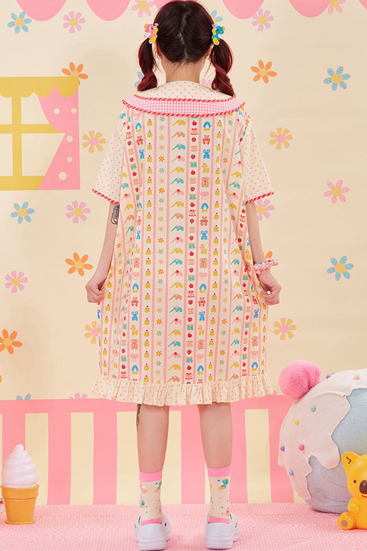 Spitzenkleid mit Tiermuster und Bubikragen