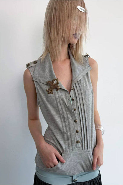 Top smanicato stile felpa con cappuccio con bottoni metallici