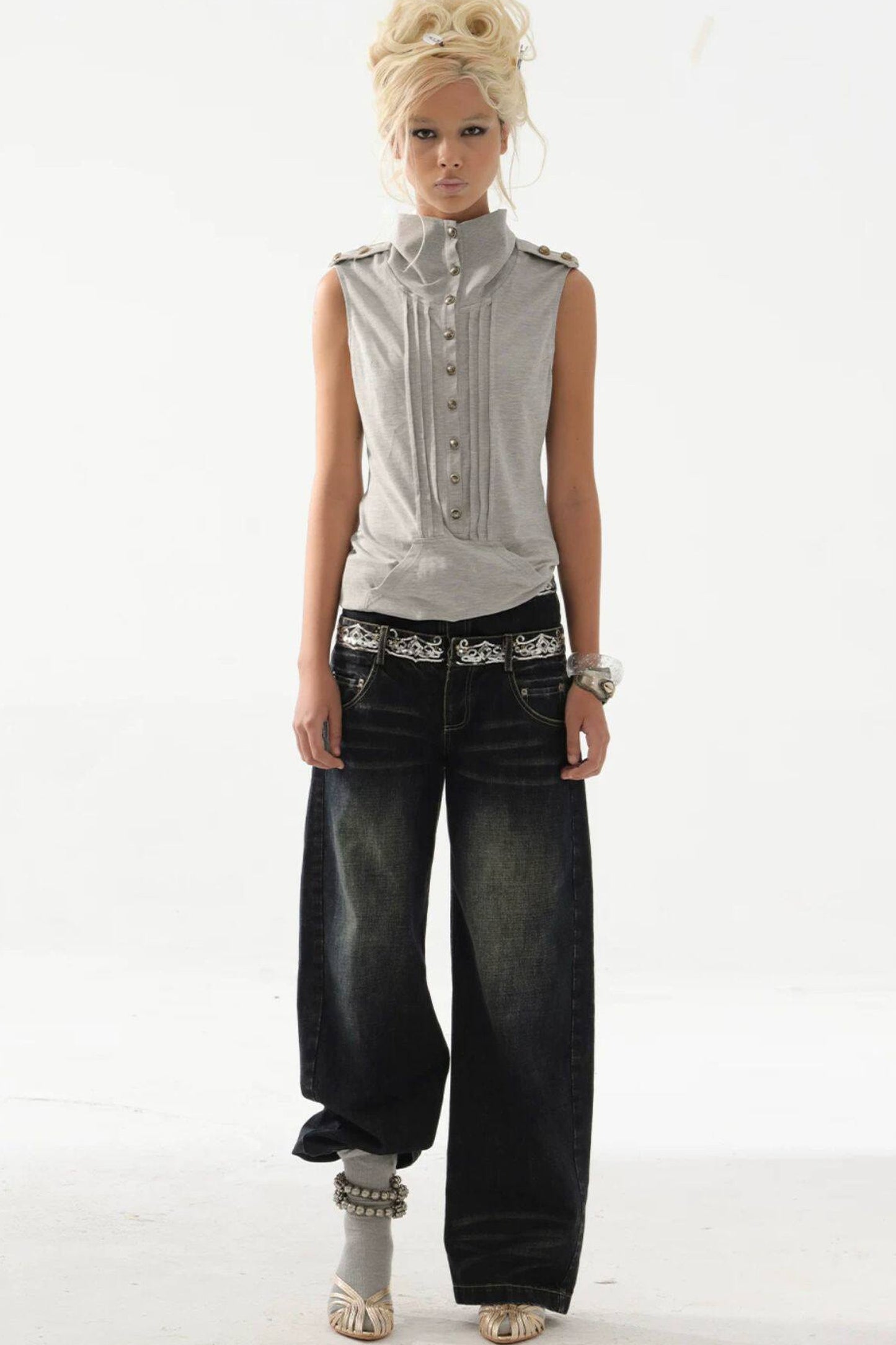 Top smanicato stile felpa con cappuccio con bottoni metallici