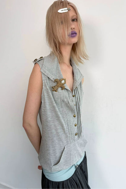 Top smanicato stile felpa con cappuccio con bottoni metallici