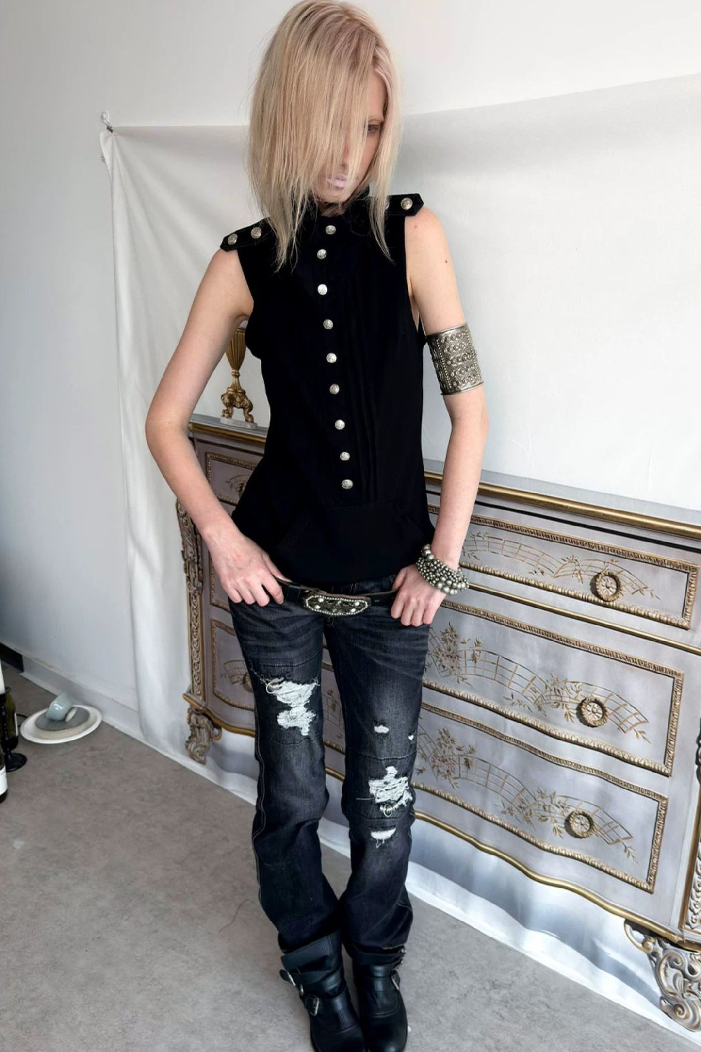 Top smanicato stile felpa con cappuccio con bottoni metallici