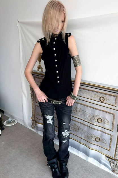 Top smanicato stile felpa con cappuccio con bottoni metallici