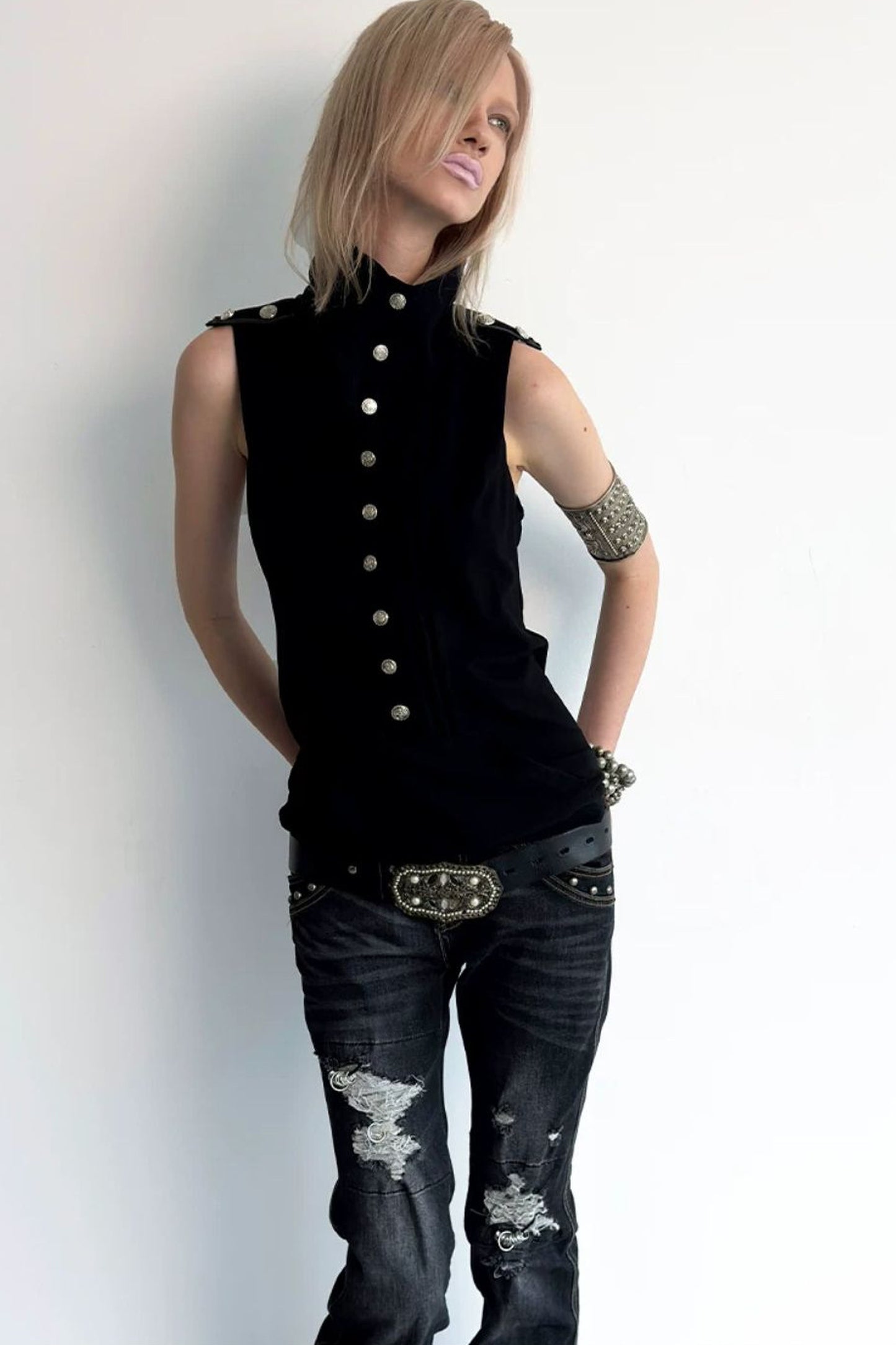 Top smanicato stile felpa con cappuccio con bottoni metallici
