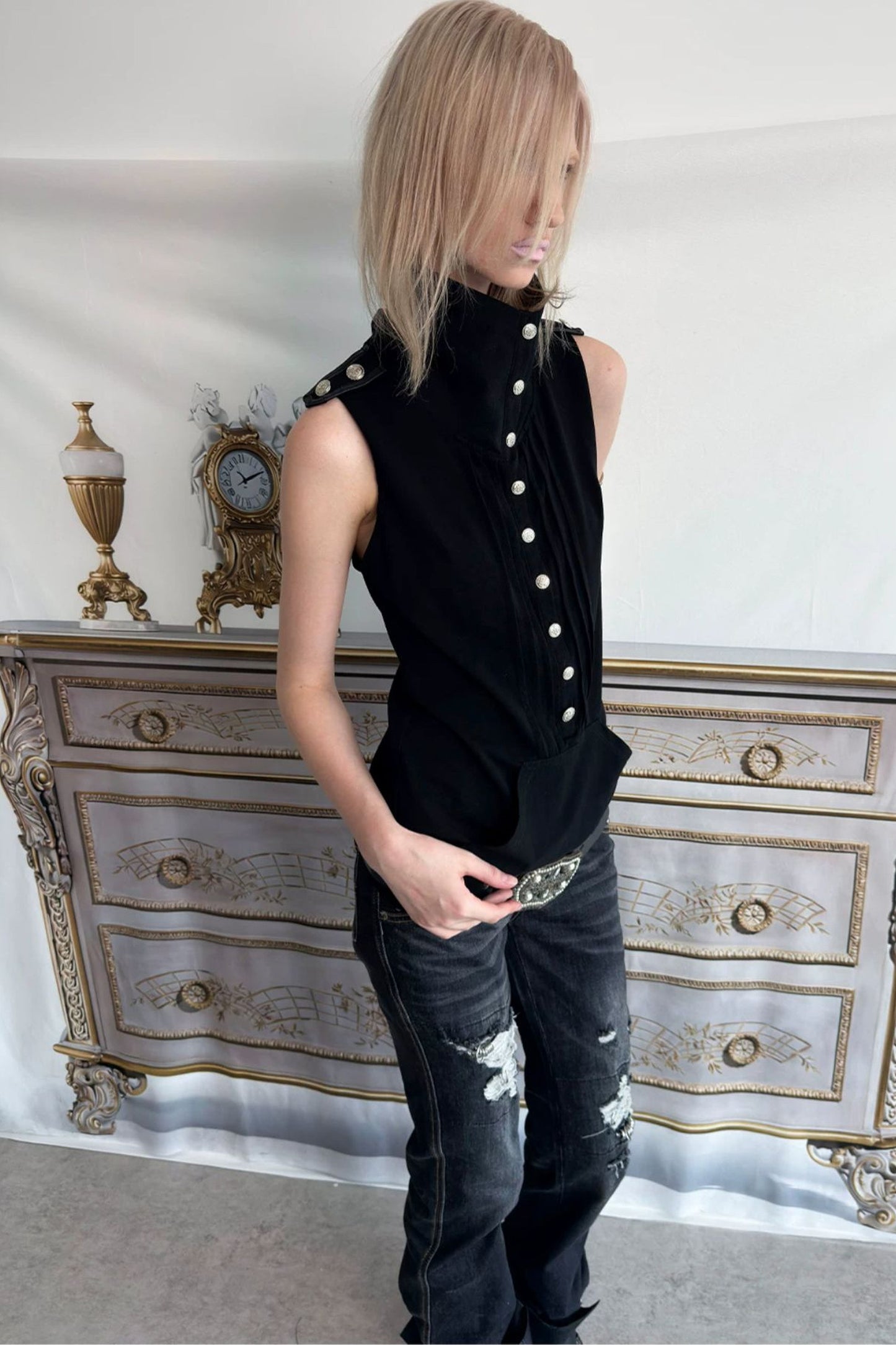 Top smanicato stile felpa con cappuccio con bottoni metallici