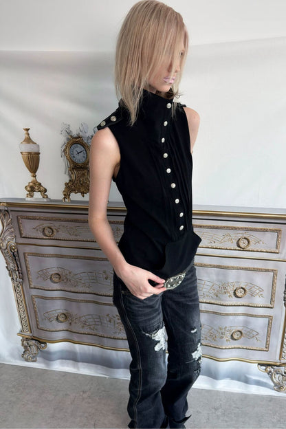 Top smanicato stile felpa con cappuccio con bottoni metallici