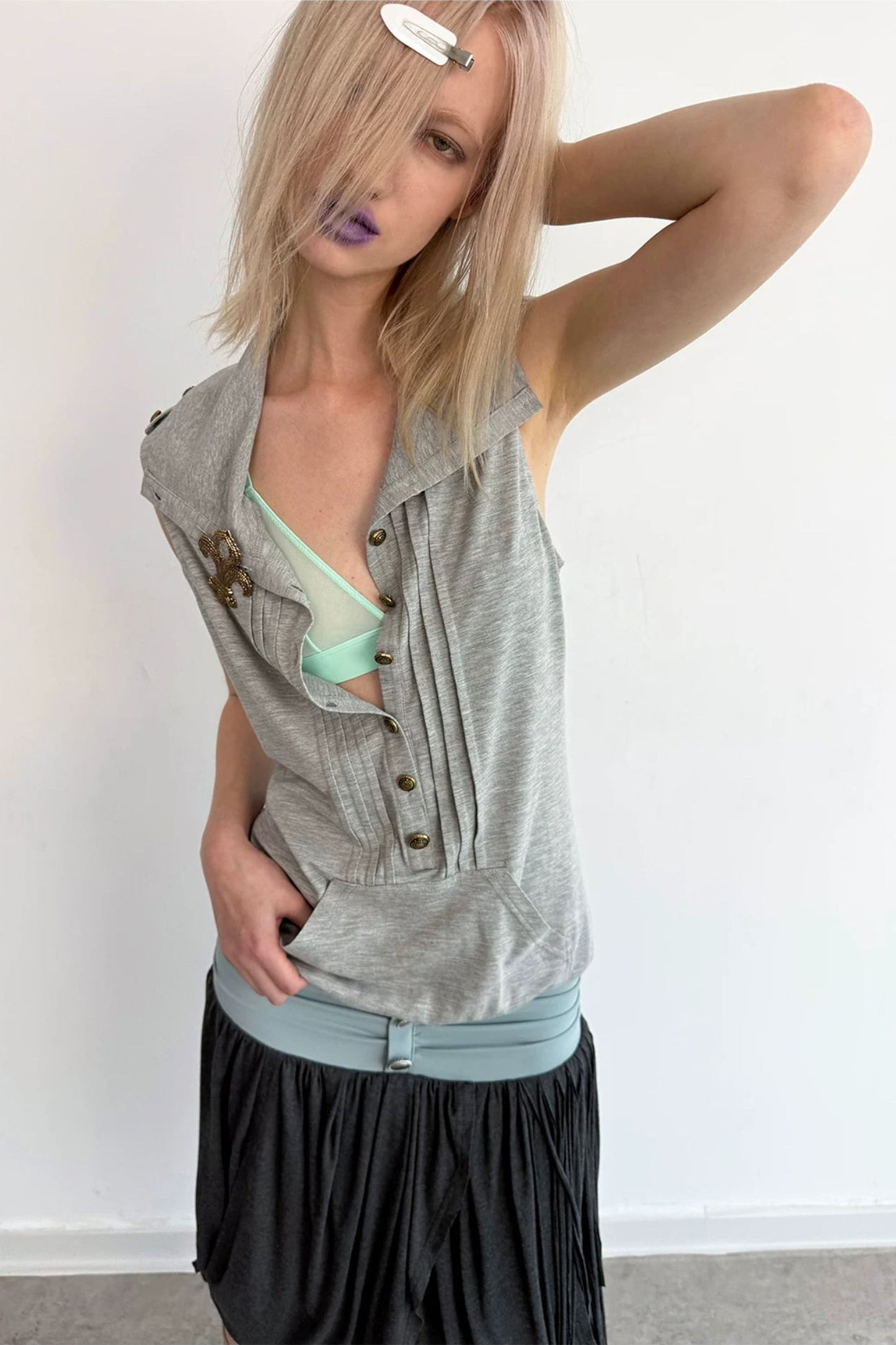 Top smanicato stile felpa con cappuccio con bottoni metallici