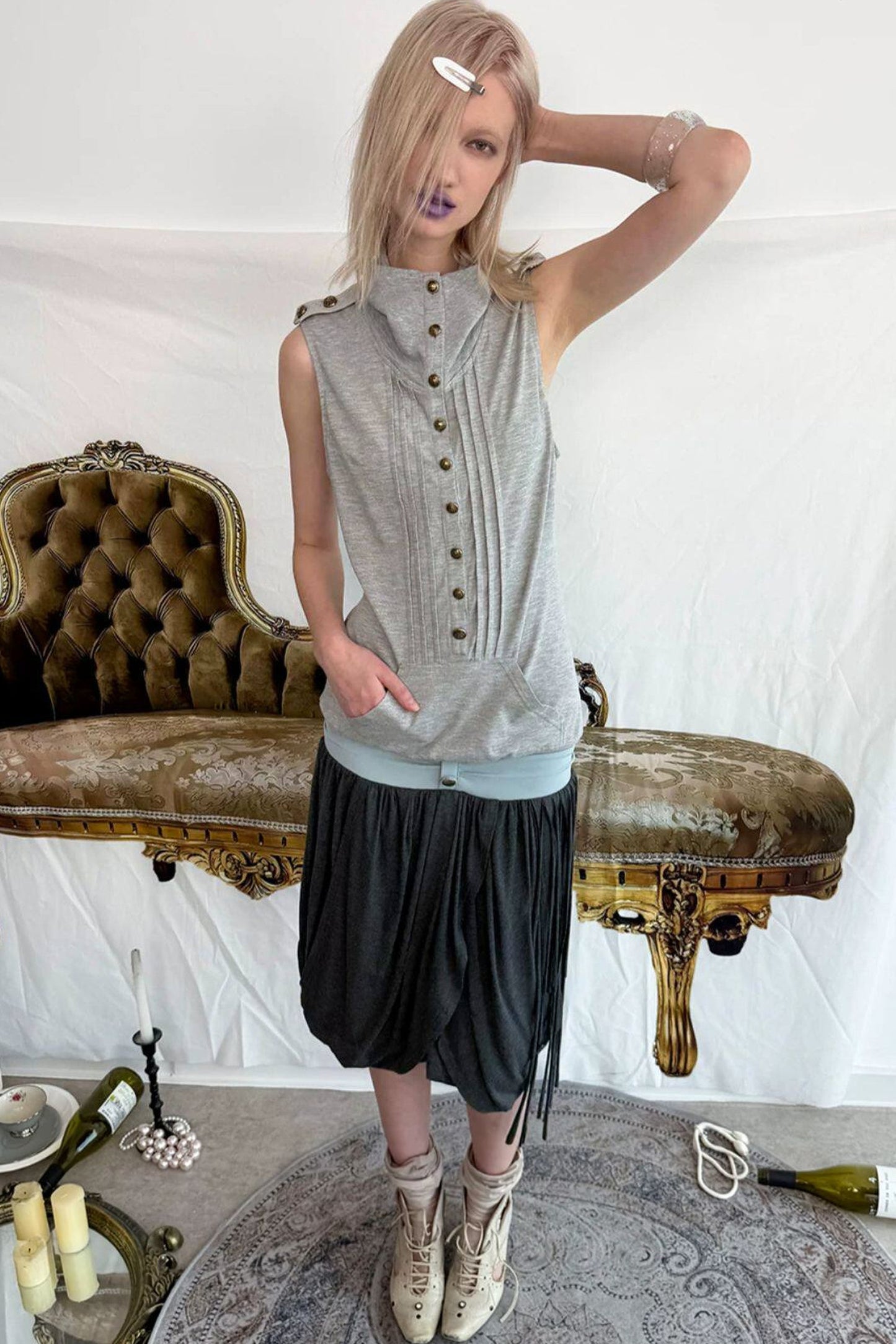 Top smanicato stile felpa con cappuccio con bottoni metallici