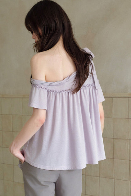 Blusa a spalle scoperte con fiocco al collo e maniche corte