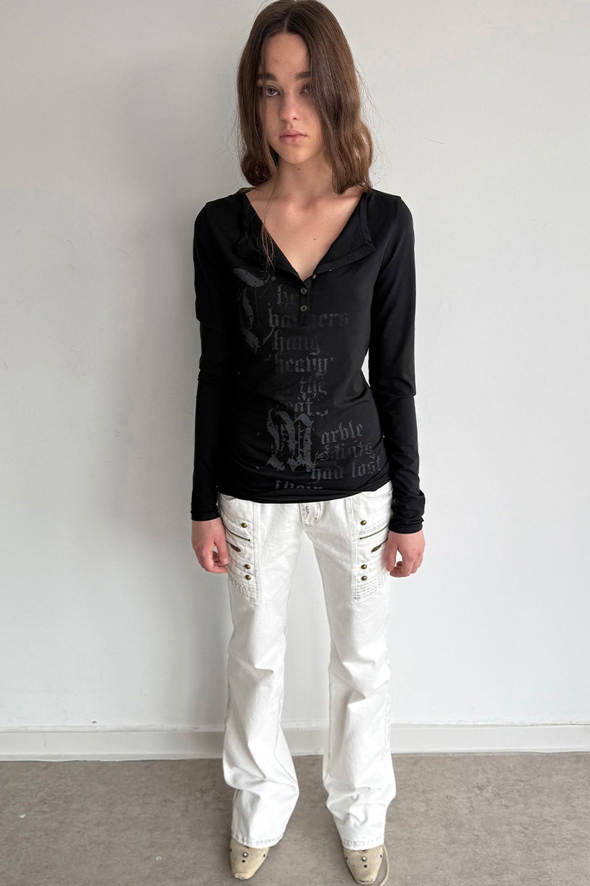 Long-Sleeved Gothic Print Henry Collar T-shirt