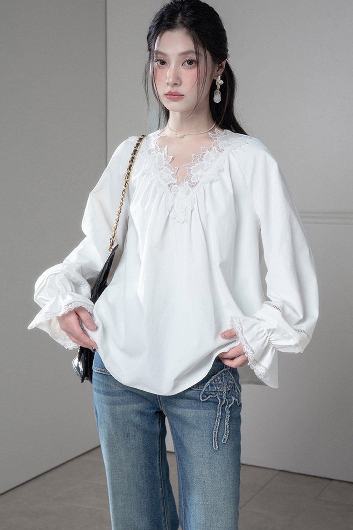 Lace Spliced Long-Sleeved Blouse