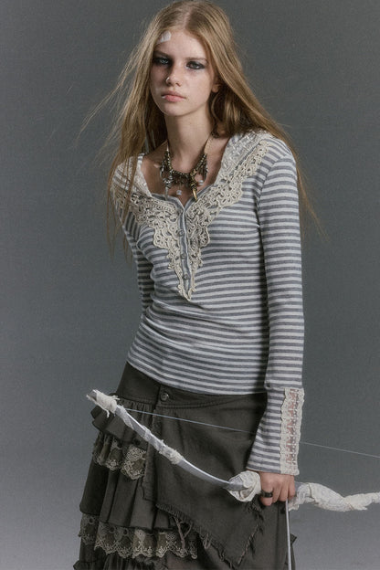 Gestreiftes Strickoberteil mit Spitze, Patchwork und Kapuze