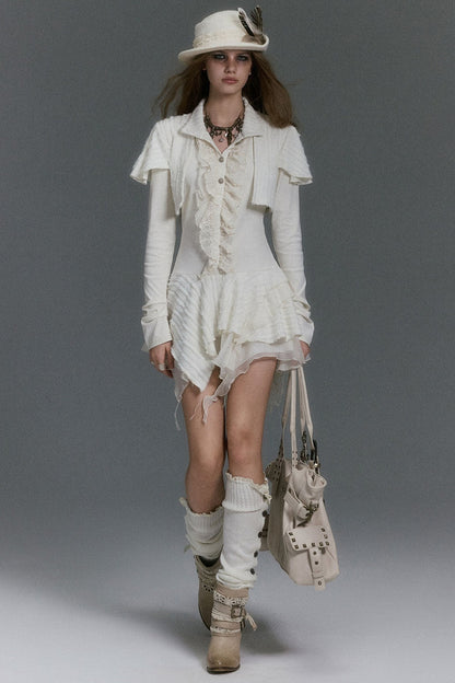 Kleid aus weichem Strick mit Spitzenrüschen und asymmetrischem Capelet