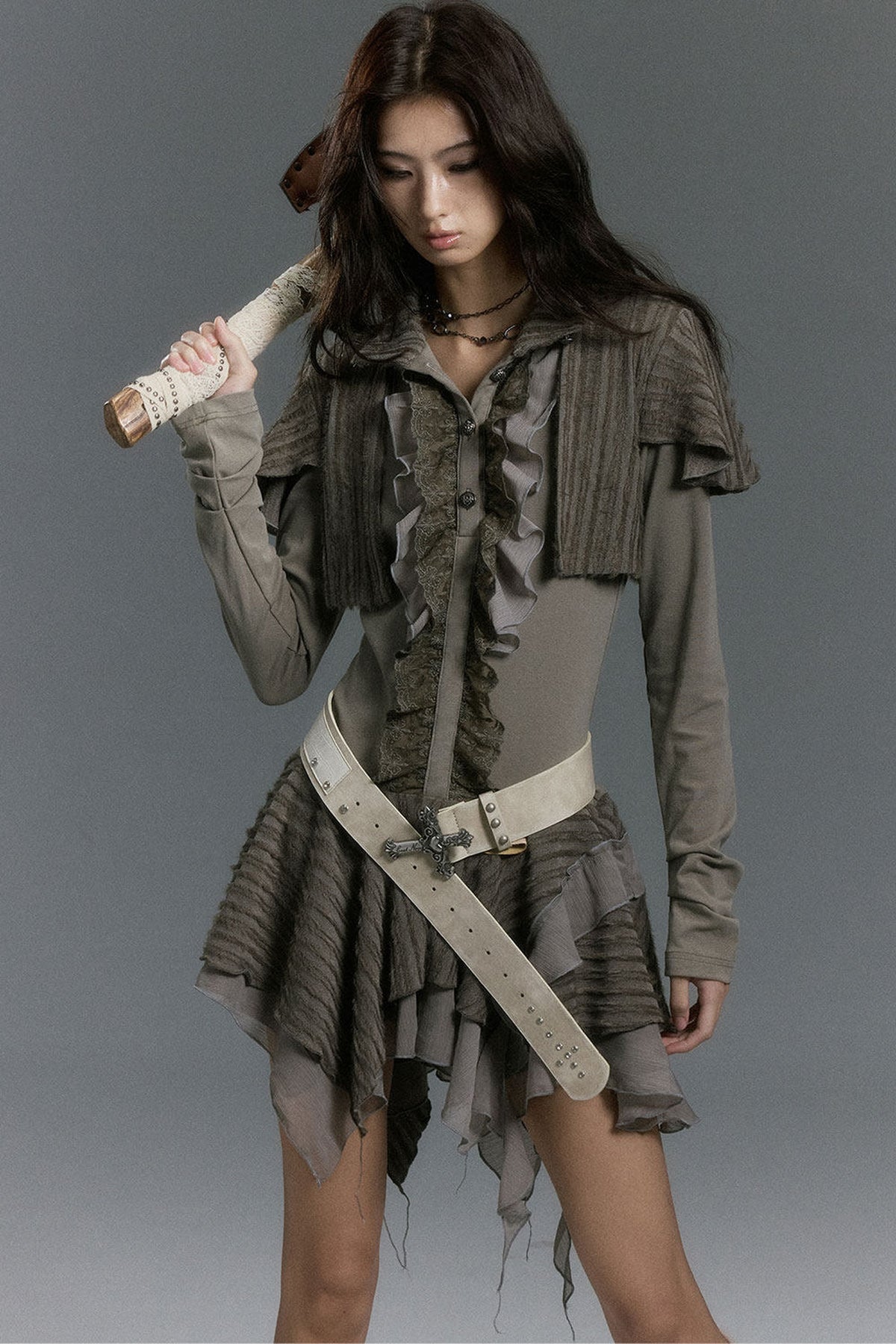 Kleid aus weichem Strick mit Spitzenrüschen und asymmetrischem Capelet