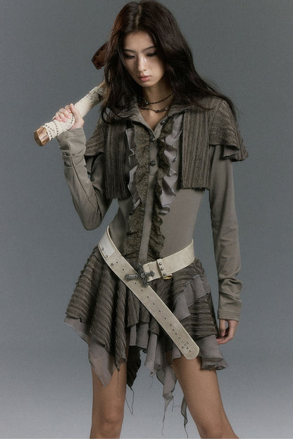 Kleid aus weichem Strick mit Spitzenrüschen und asymmetrischem Capelet