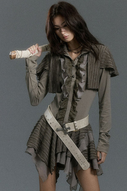 Kleid aus weichem Strick mit Spitzenrüschen und asymmetrischem Capelet