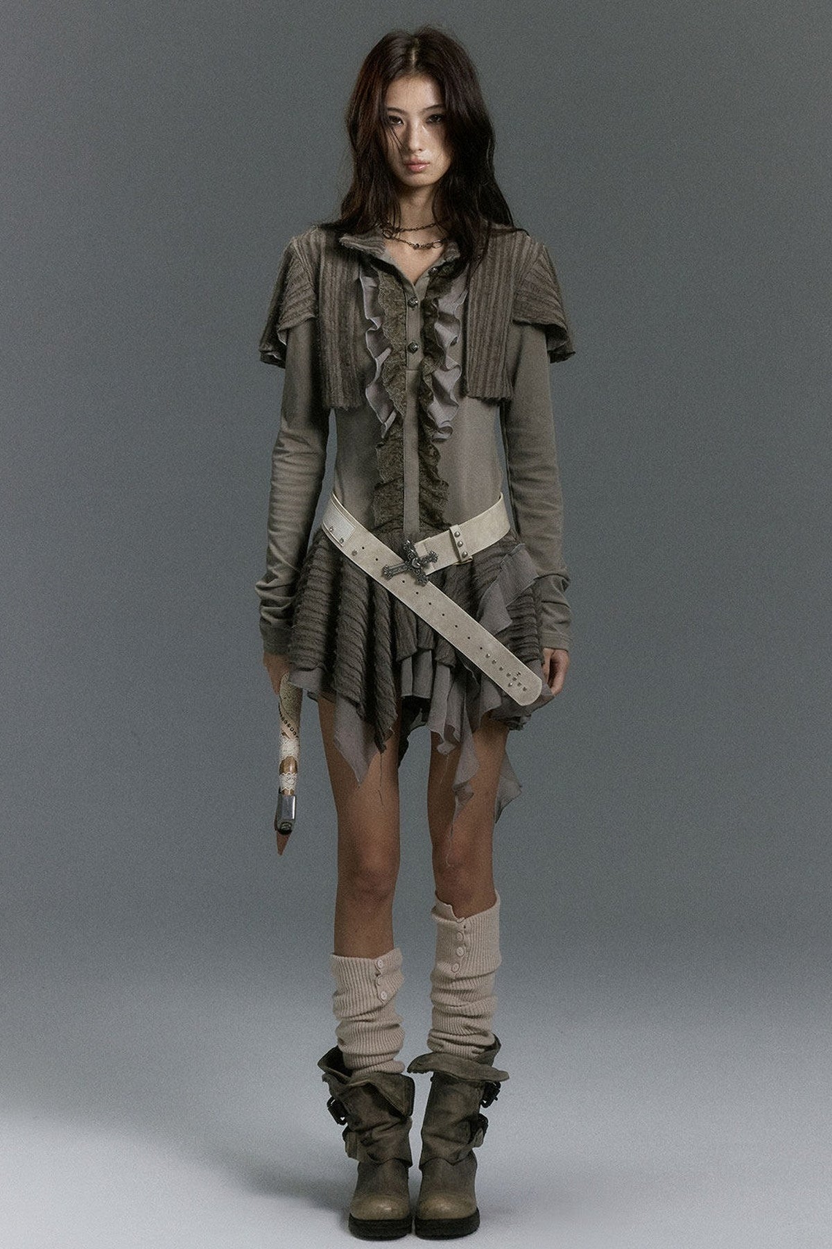 Kleid aus weichem Strick mit Spitzenrüschen und asymmetrischem Capelet