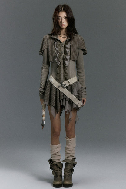 Kleid aus weichem Strick mit Spitzenrüschen und asymmetrischem Capelet
