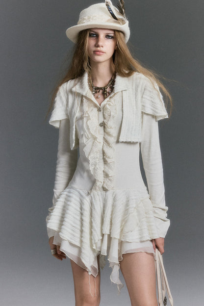 Kleid aus weichem Strick mit Spitzenrüschen und asymmetrischem Capelet