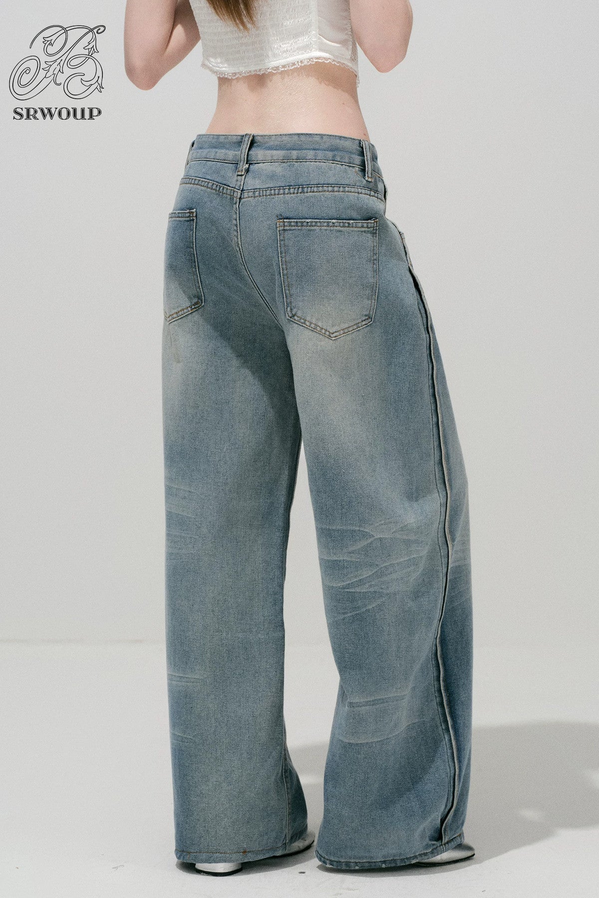 Hellblaue gewaschene Jeans mit weitem Bein