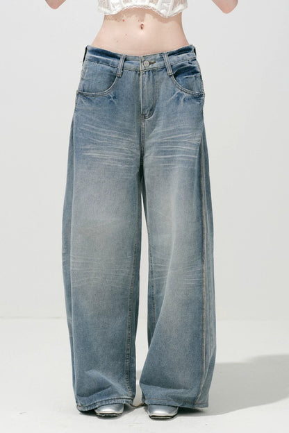 Hellblaue gewaschene Jeans mit weitem Bein
