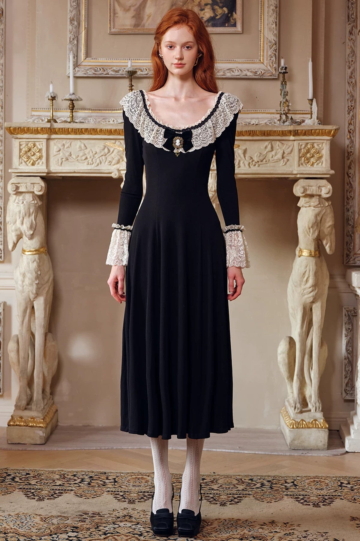 Schwarzes langärmeliges Strickkleid
