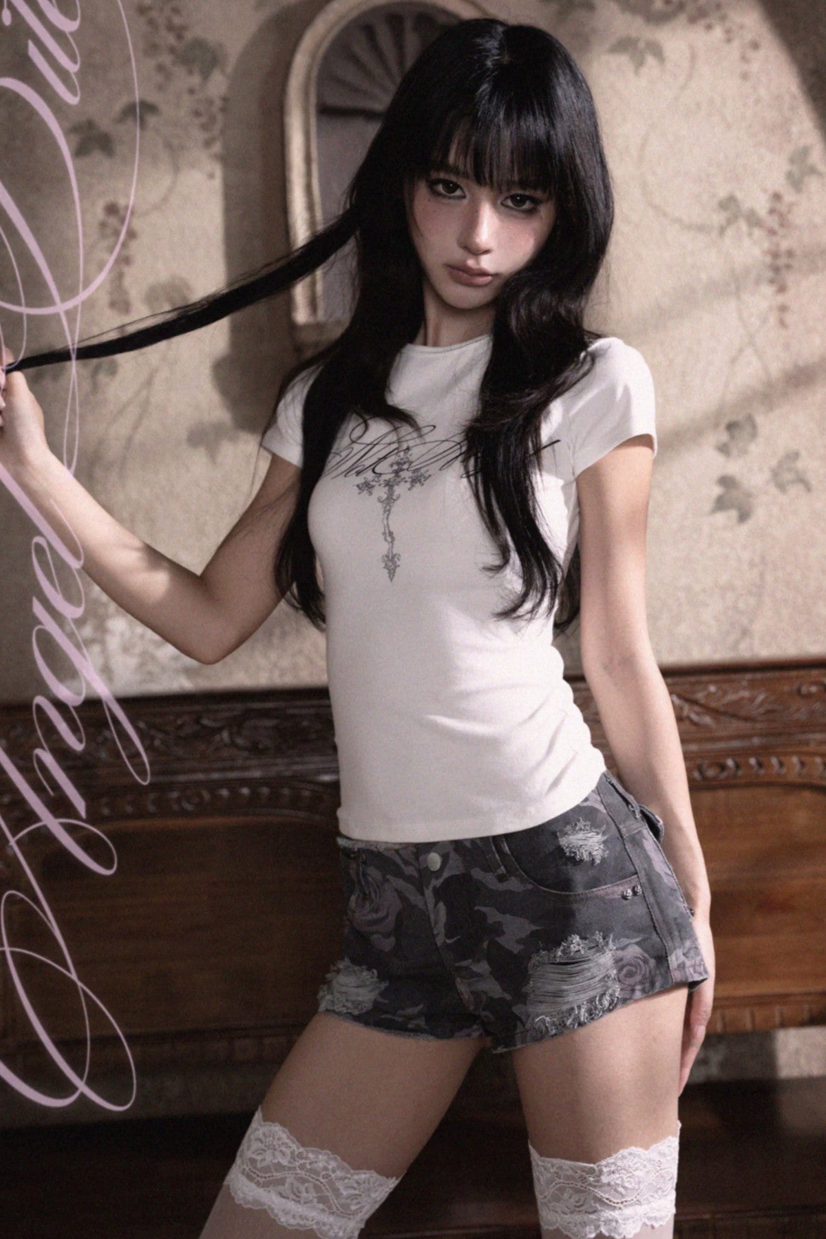 T-Shirt mit silbernem Glitzer-Kreuzprint