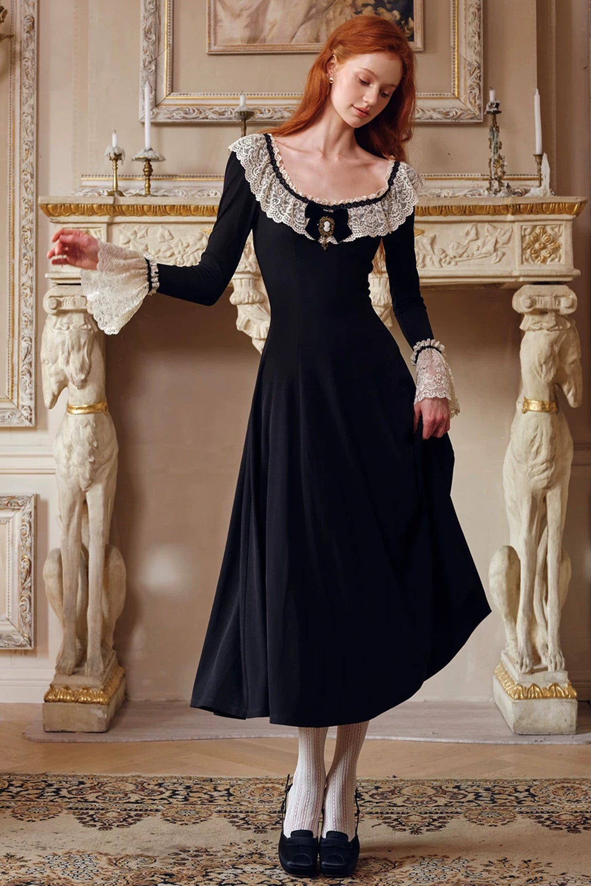 Schwarzes langärmeliges Strickkleid