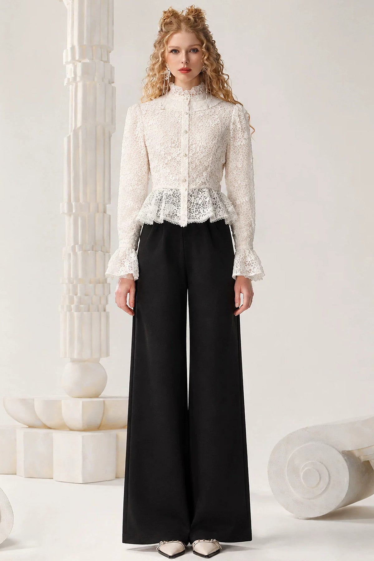 Bluse mit Rüschen und Stehkragen aus Spitze