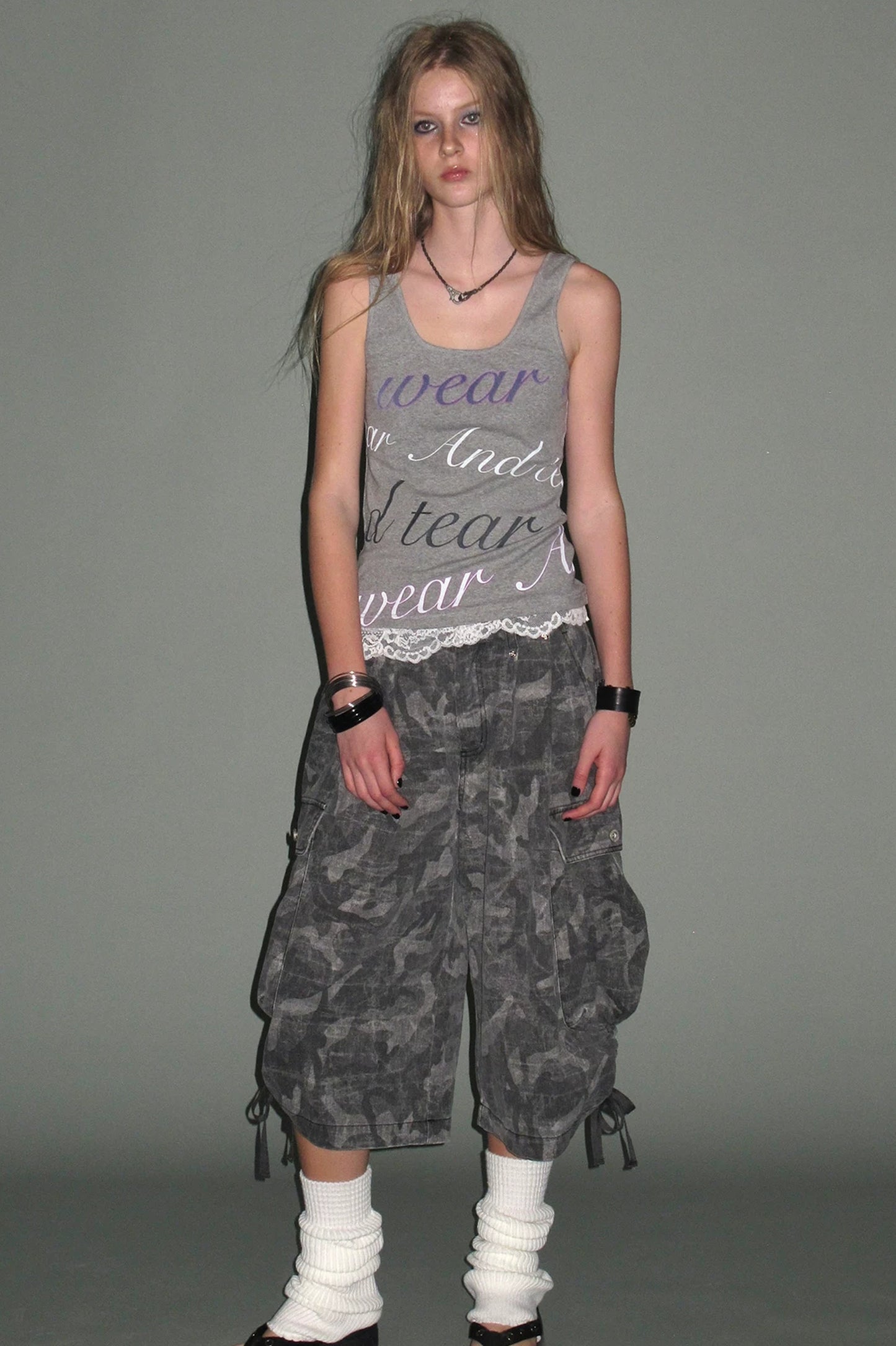 Pantaloni cropped mimetici multi-tasca