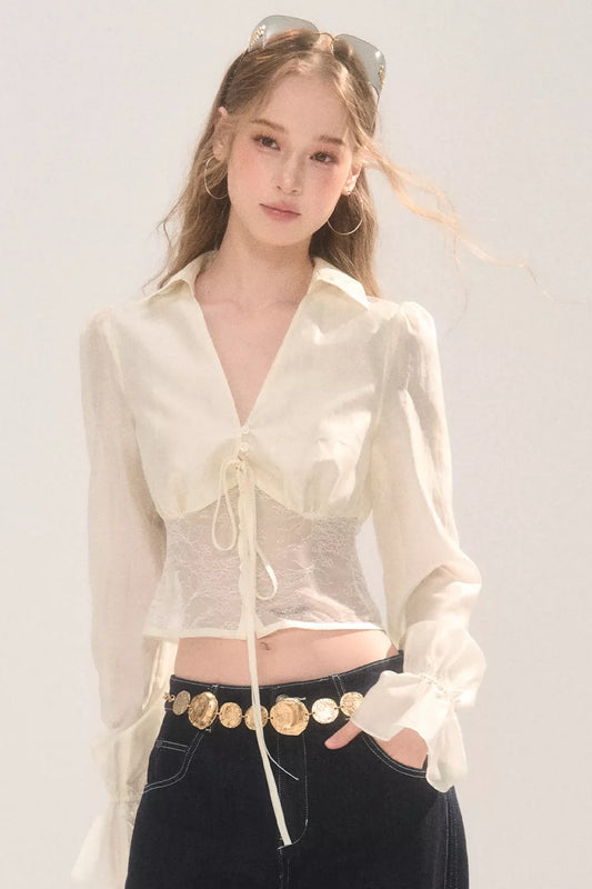 Chemise courte à empiècement en dentelle et col V
