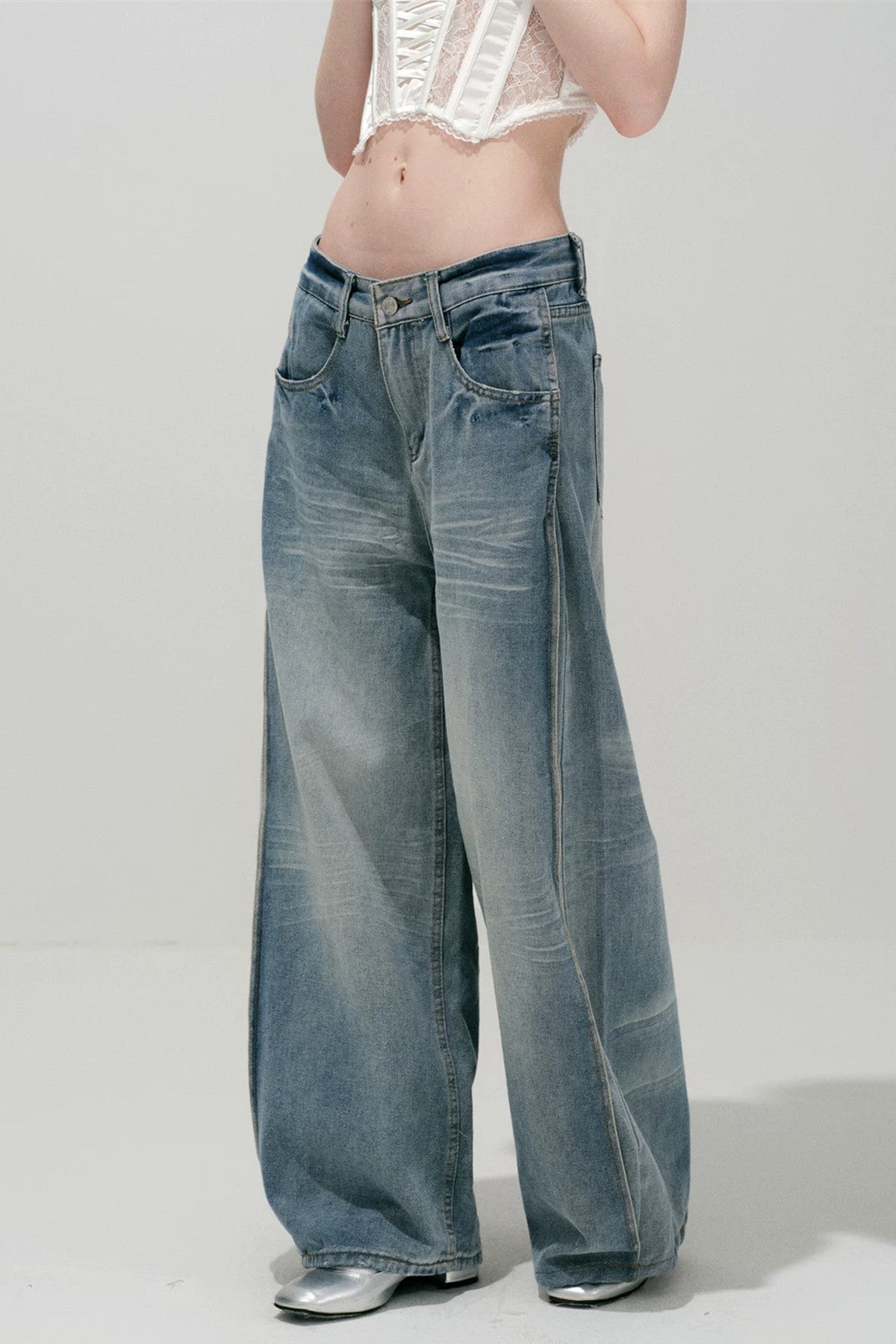 Hellblaue gewaschene Jeans mit weitem Bein